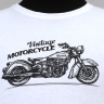 Белая футболка с принтом мотоцикл 23070726